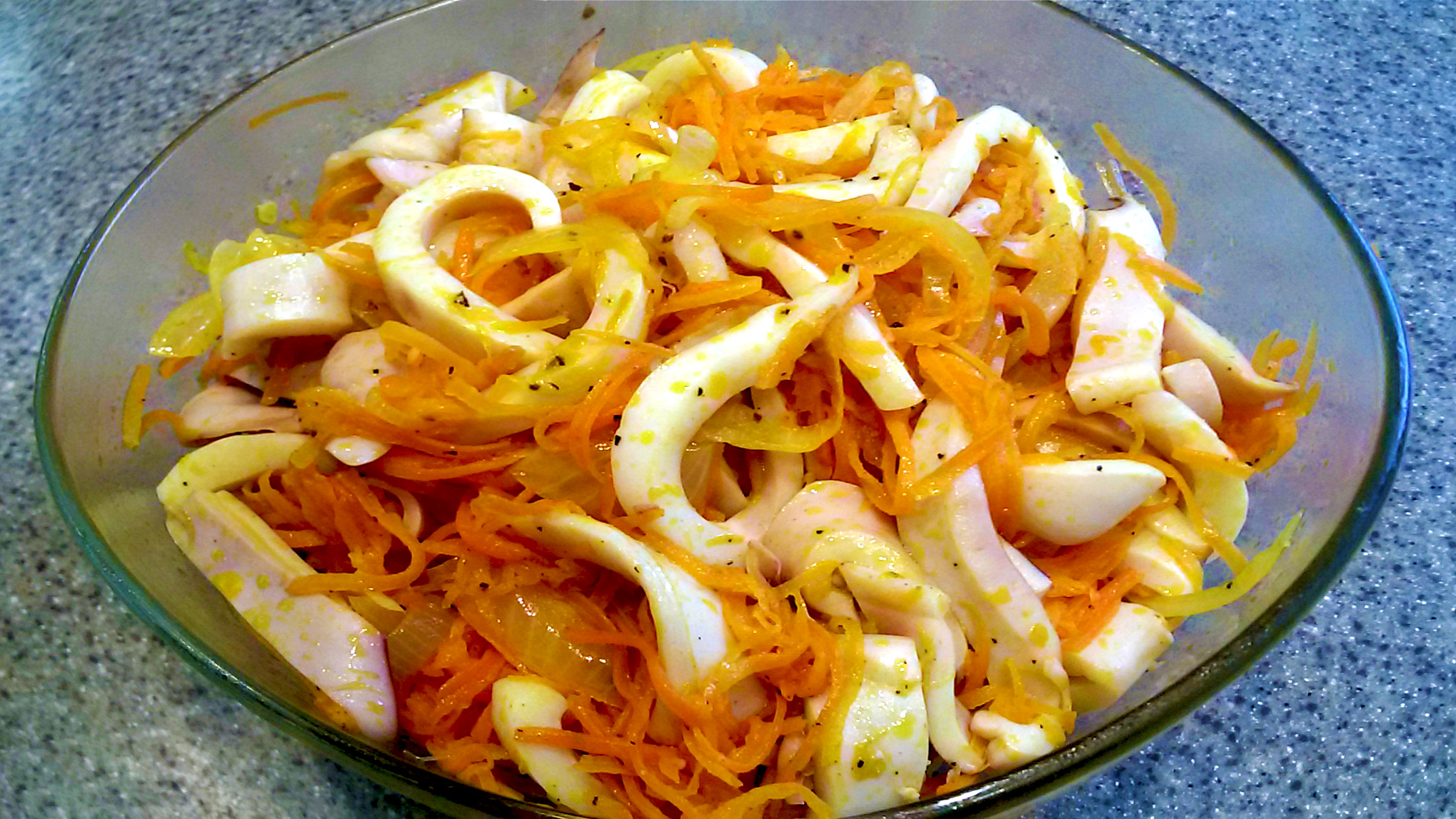 Кальмаровый салат с морковью и яблоком