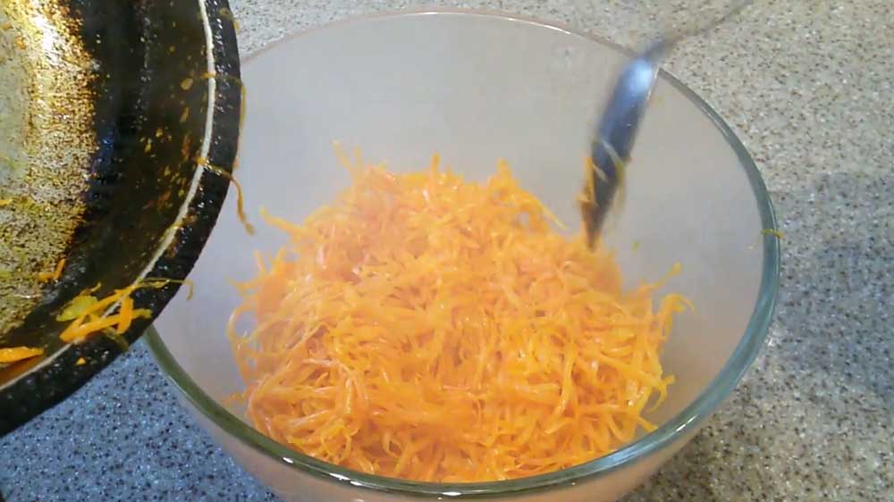 Обжариваем морковь на растительном масле и выкладываем в салатник