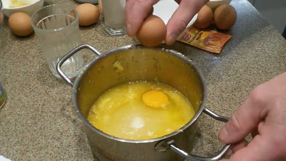 Разбиваем 2 яйца