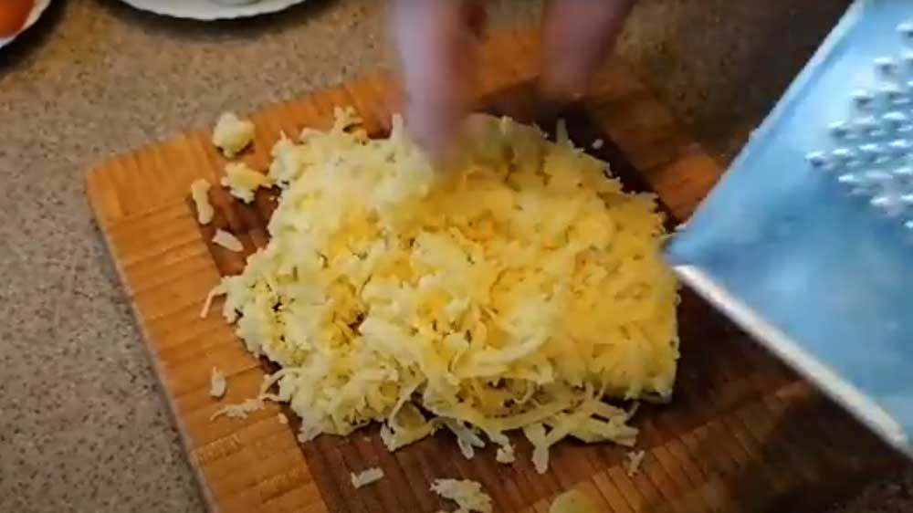 Натираем вареный картофель