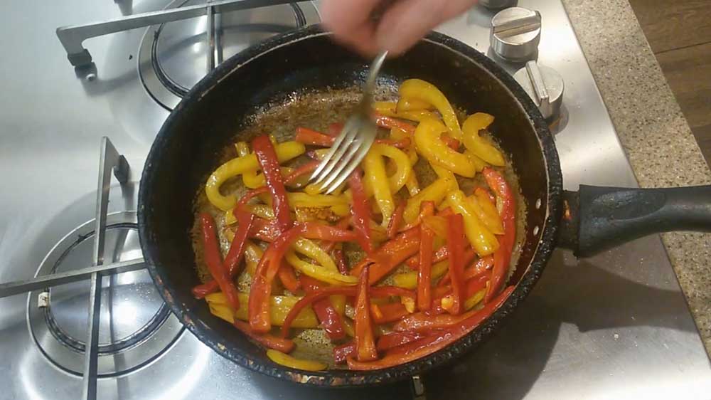 Обжариваем болгарский перец
